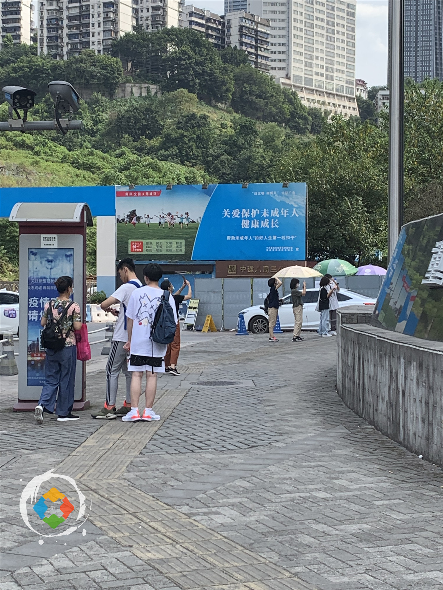 重庆“的哥”带我追星：年轻女孩们聚集在南滨路，苦苦等候着谁？