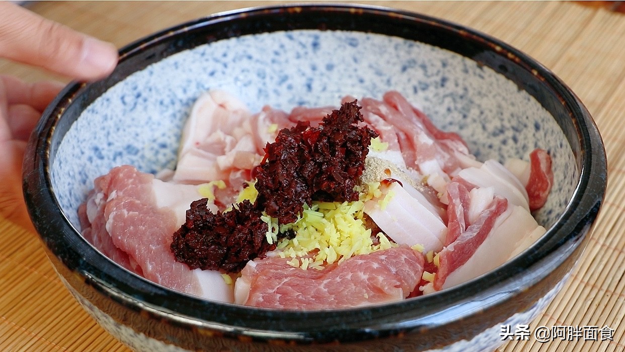 把五花肉放鍋中蒸一蒸，教會你，一層比一層好吃，年夜飯待客有面