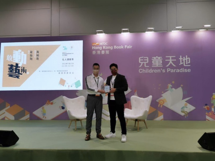 霍启刚郭晶晶甜蜜爱情上热搜，两人带儿子看书展，生活简单却幸福