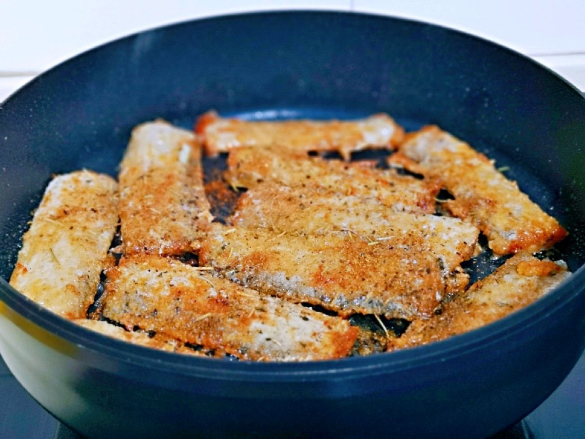 带鱼加入孜然和迷迭香煎一煎，味道丰富，外酥里嫩真好吃