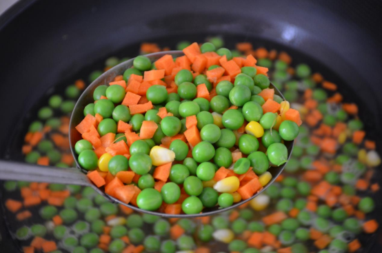 隔夜的剩米饭也能玩出新花样，做出来颜色鲜艳的炒饭，太香了