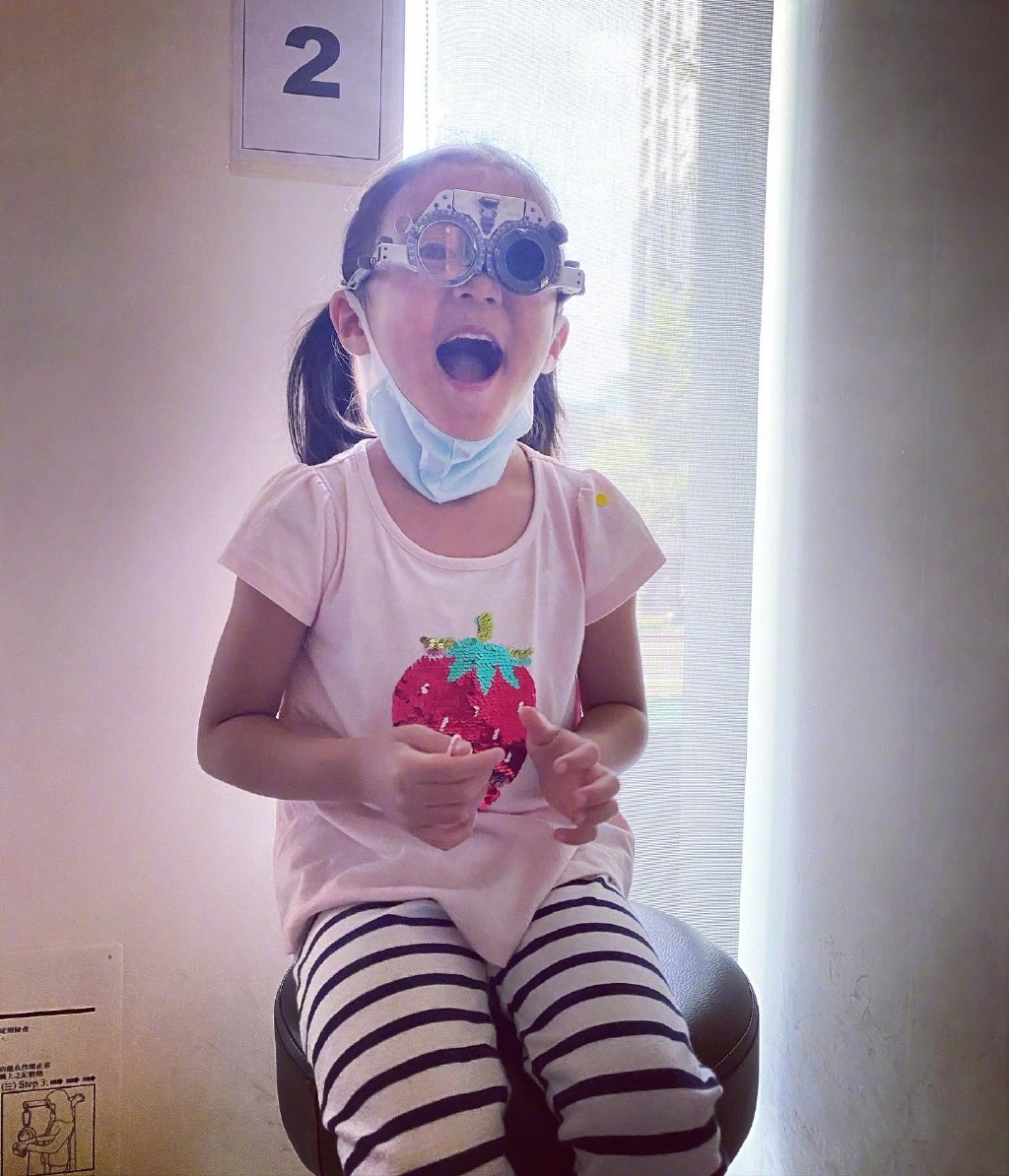 Gu Jingwen basks in a daughter to be illuminated nearly,       wears glasses very gentle, original       two appeared problem