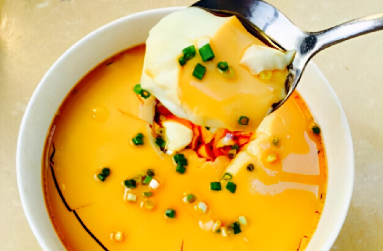 Steamed egg custard, adding water directly is a "layman"!  Do one more step, tender and delicious, smooth like pudding