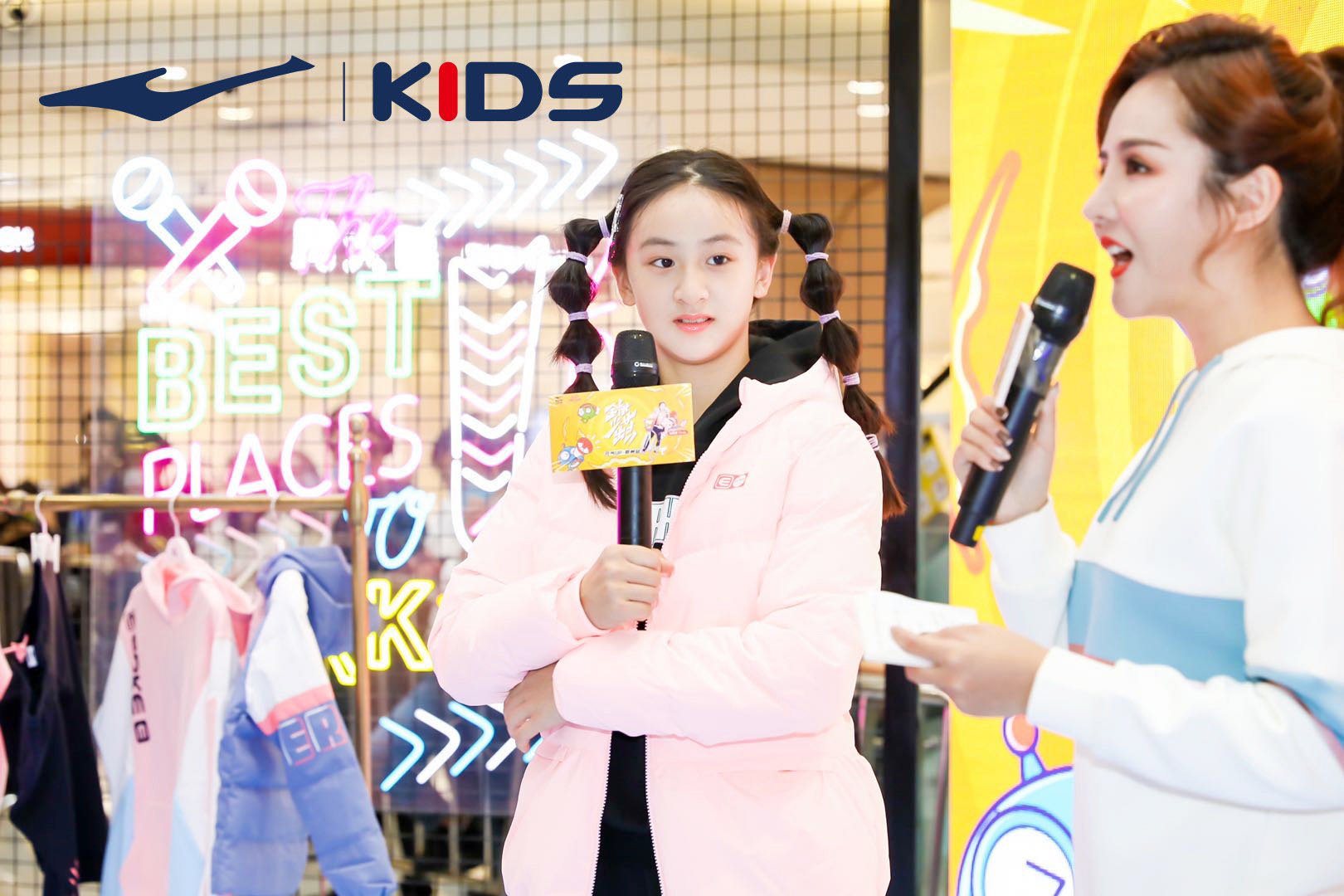 森碟長大了，一個人出席活動不怯場，扎葫蘆辮擺拍五官越來越像爸