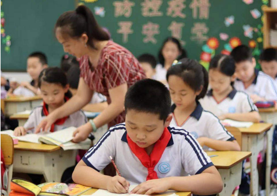 小学生或将迎来“好消息”，建议让作业不出校门，家长半喜半忧
