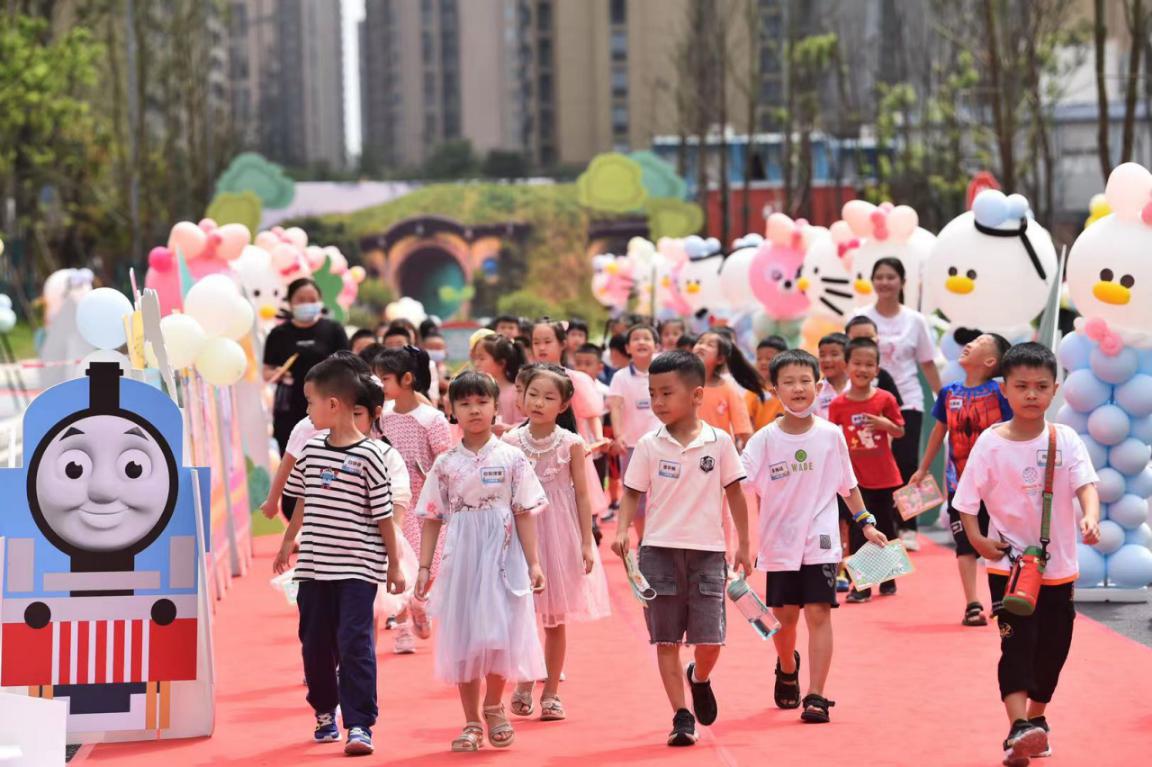 雙流棠湖中學(xué)怡心實(shí)驗(yàn)學(xué)校“夢幻校園”迎新(圖1) 雙流棠湖中學(xué)怡心實(shí)驗(yàn)學(xué)校“夢幻校園”迎新(圖1)