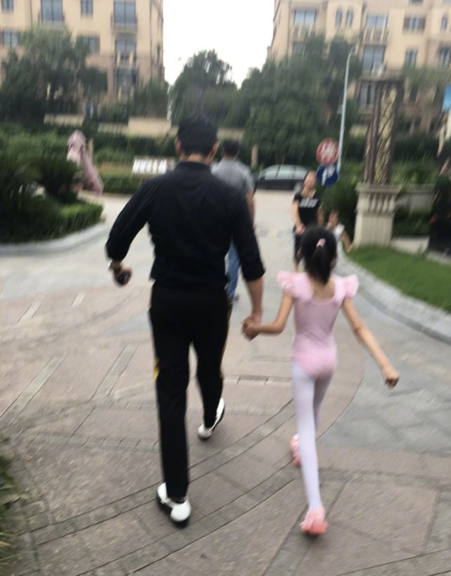 陆毅女儿再以京剧扮相出镜，贝儿造型超亮眼，举手投足尽显专业范