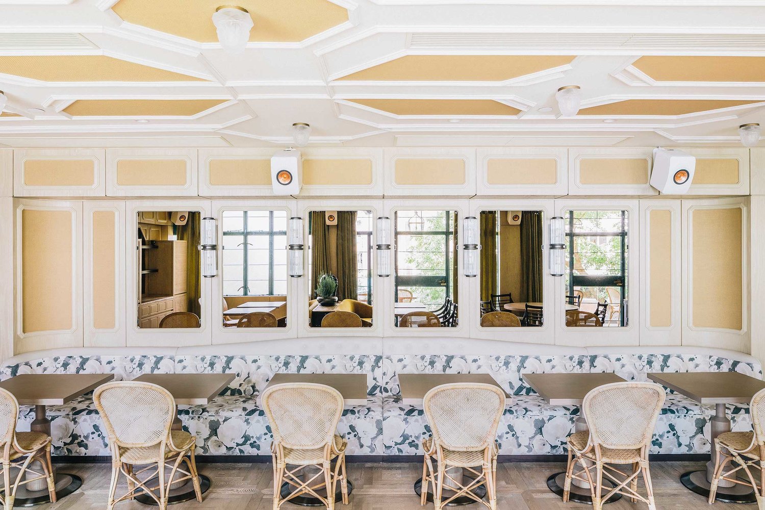 合肥主题餐厅装修 清新自然的风格 带你走进东南亚的丛林