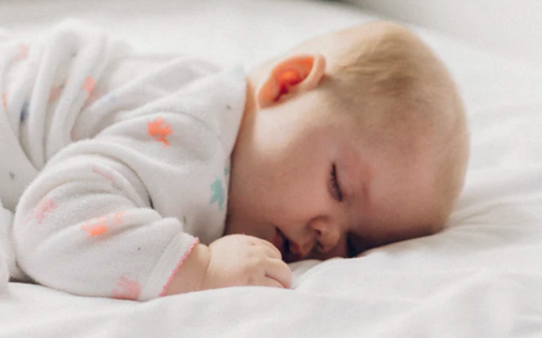 寶寶熟睡後總“滿床翻滾”？ 不是孩子活潑，或許是帶娃方式不恰當