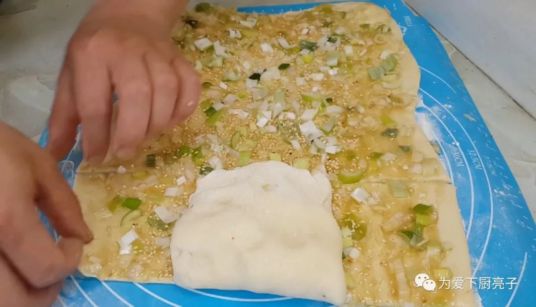 烙千層餅時，切記不要放小蔥，教你一招柔軟勁道，吃著真過癮