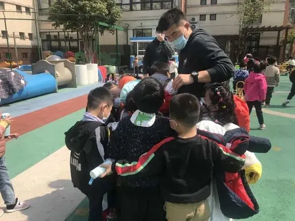 幼兒園肌肉猛男教師爆紅！原本想做健身教練，現在更喜歡小朋友