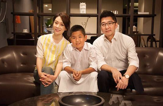 陈数老公深夜晒照，和女子亲密“背后杀”，火速回应：是亲表妹
