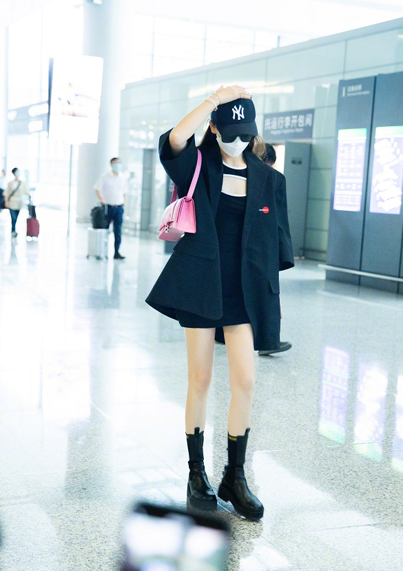 被纠正年纪，邓超隔夜复仇宣布解散工作室，工作室的回应好硬气