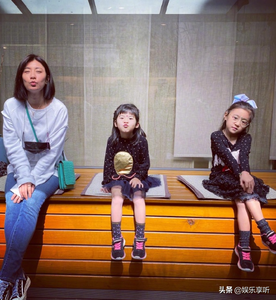 波妞與友人同框宛如小鳥依人，網友的關注點卻在她的胳膊上