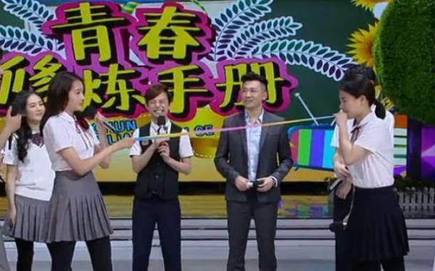 主持人问；关晓彤多久跟鹿晗亲密一次，她这样