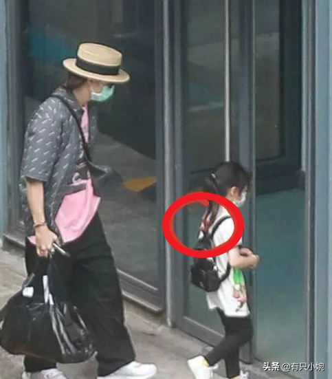 戚薇李承铉带女儿出街，5岁Lucky红发太抢镜，比