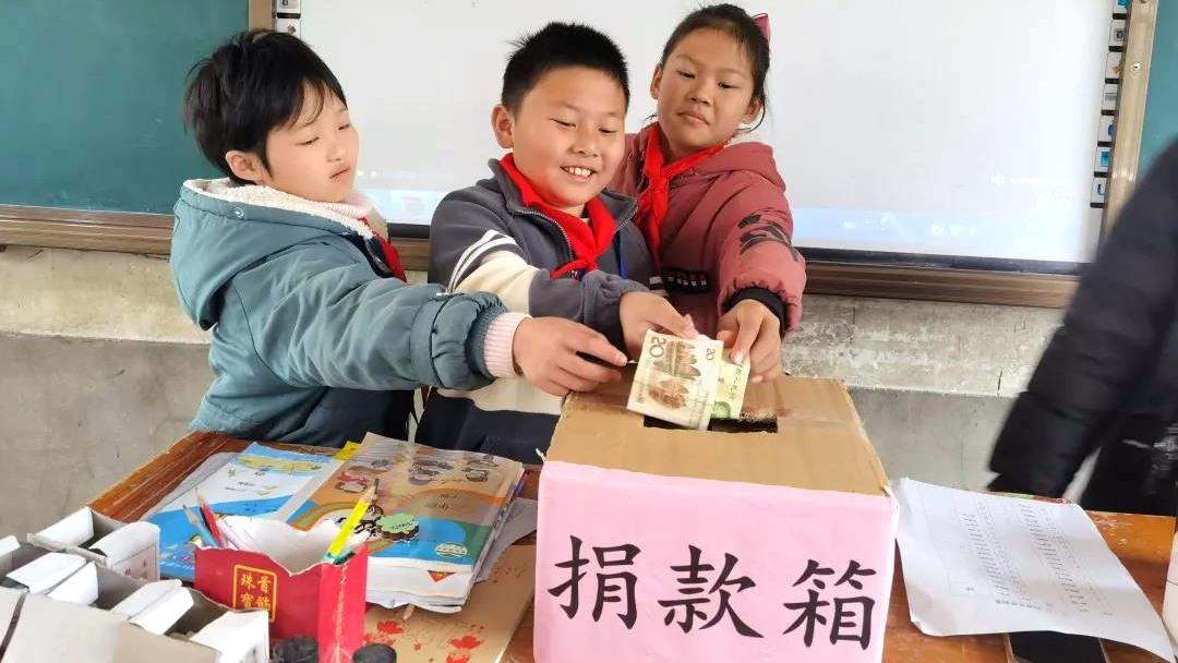 小小的雷锋，闪闪的星