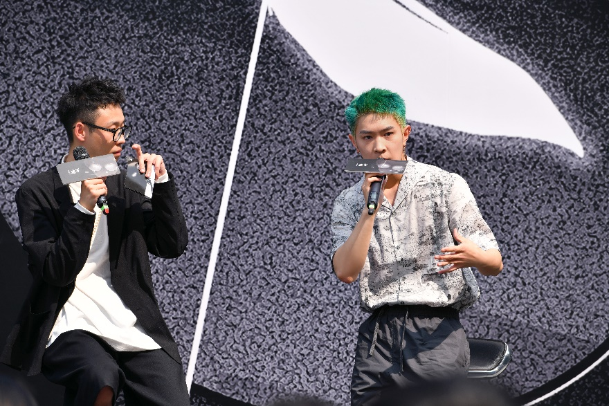 马伯骞现身成都 推出品牌联名款服饰