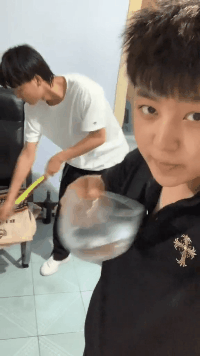 有意思的GIF图片：找个女票不玩，那将毫无意义