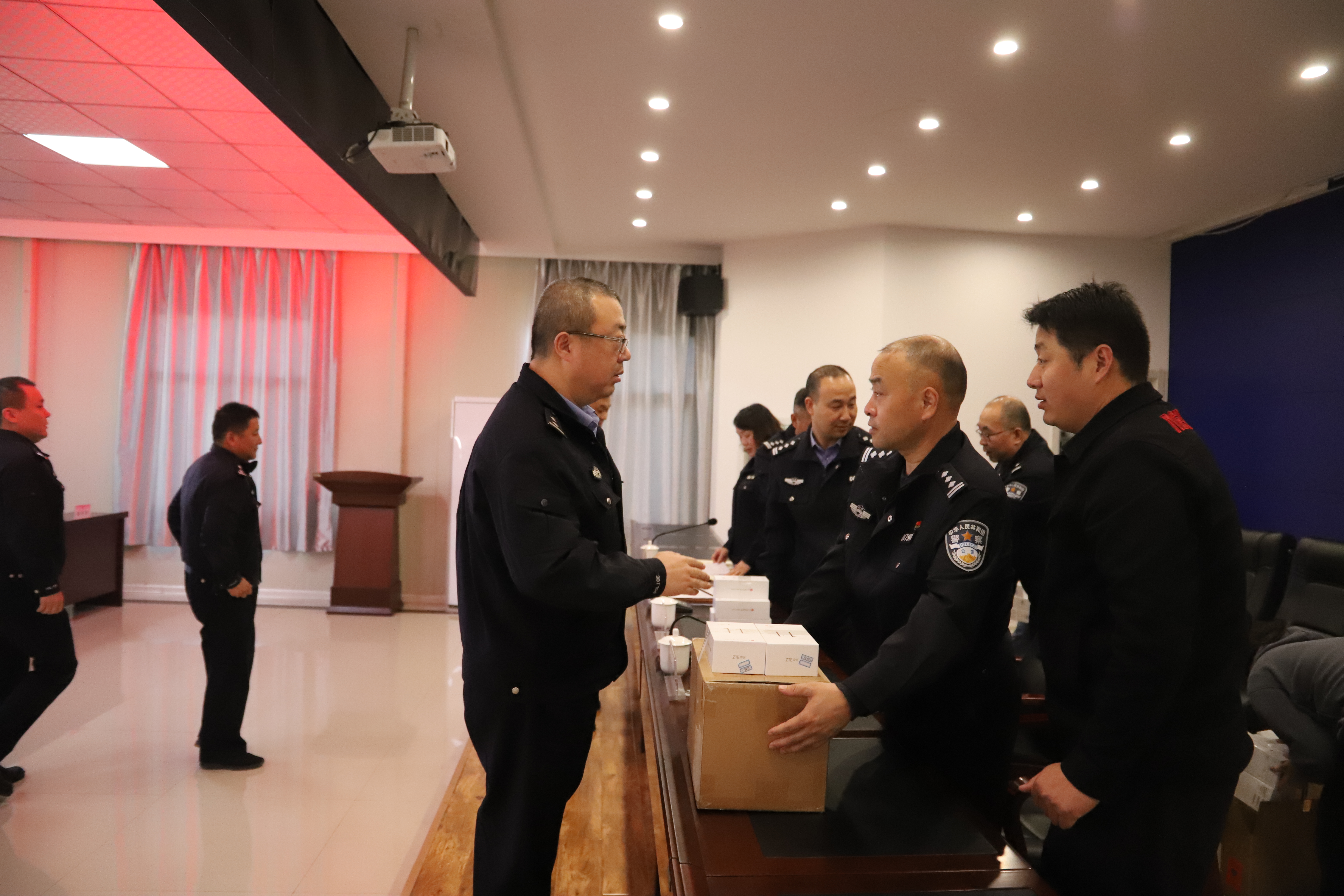 渭南市公安局华州分局举行第二批警务通发放仪式暨使用培训会（组图）