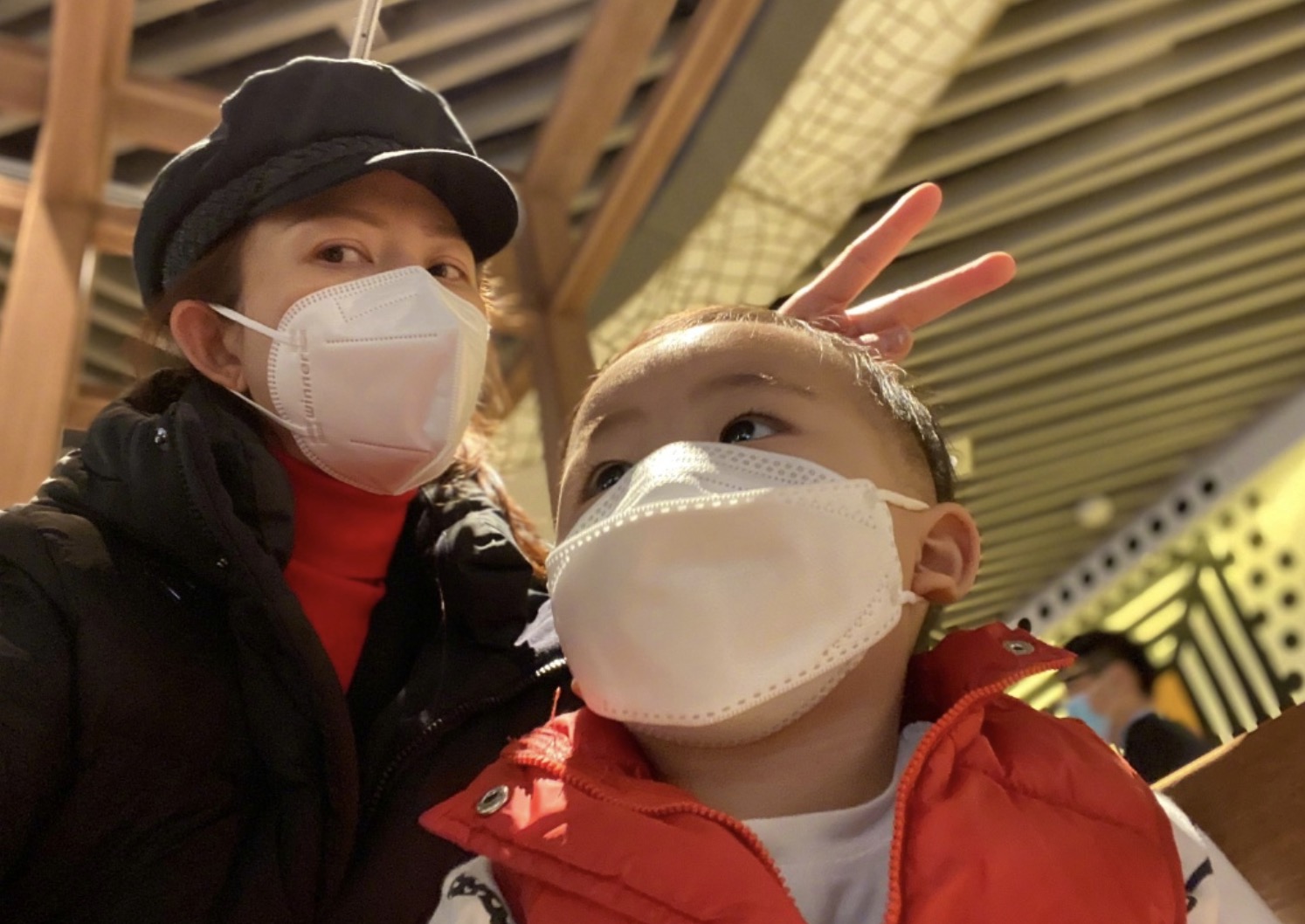 蔡少芬曬與兒子同框，母子倆戴口罩出行，魚蛋圓頭圓腦萌態十足