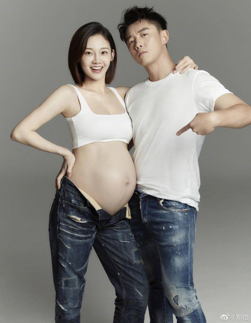 苗苗首曬一家三口，產後恢復螞蟻腰筷子腿，鄭愷帶妻女出門放風