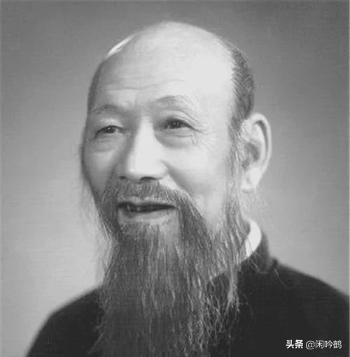 他辞官回家，路上遭到土匪打劫，行李翻开后，土匪泪崩跪送其30里