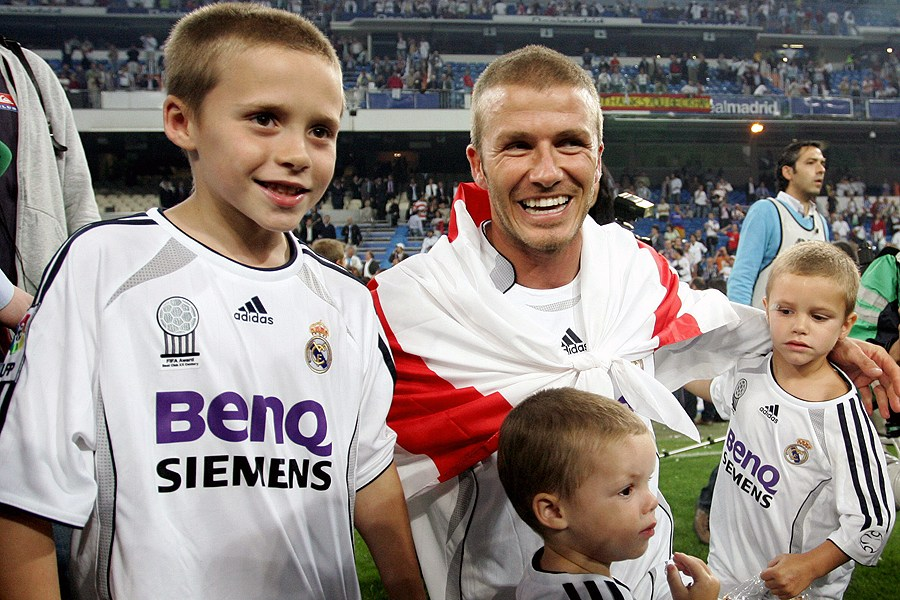 小貝一家同框亮相，四個孩子模仿父親經典髮型，顏值卻都差了不少