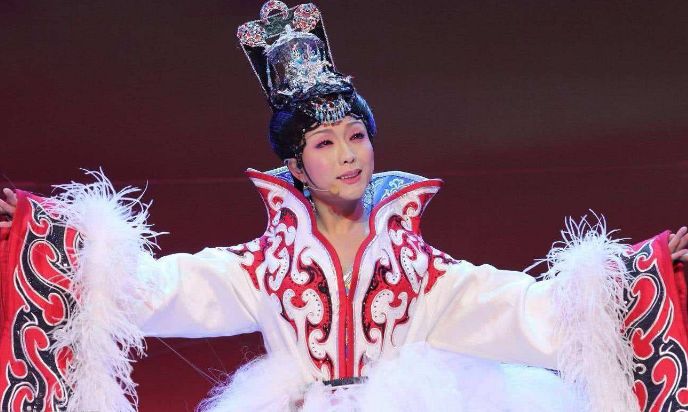 18岁辍学，19岁自杀未遂沦为乞丐，李玉刚靠男扮女装一举成名