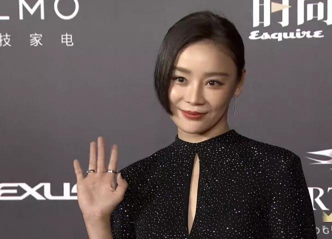 时尚先生盛典镜头：杨幂大特写皮肤松弛，张雨绮笑容脸僵现鱼尾纹