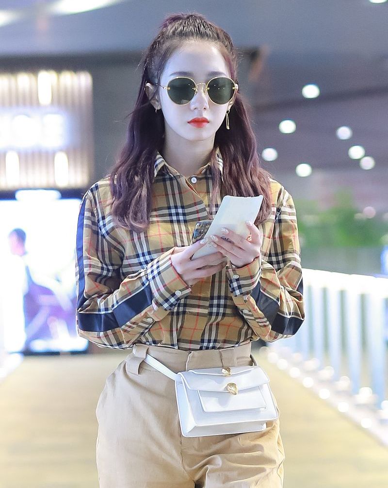 孟美岐气场超A，格纹衬衫搭工装裤配红唇，这气场太让人刮目相看
