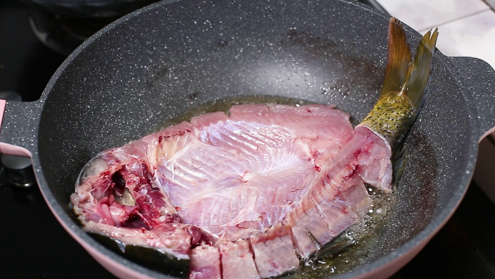 图片[7]-大厨教你葱香鱼火锅，做法简单，鱼肉鲜香入味，实在太好吃了-起舞食谱网