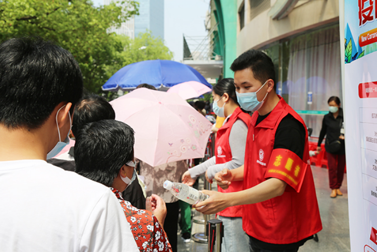 助力新冠疫苗接種華力青年志願者在行動