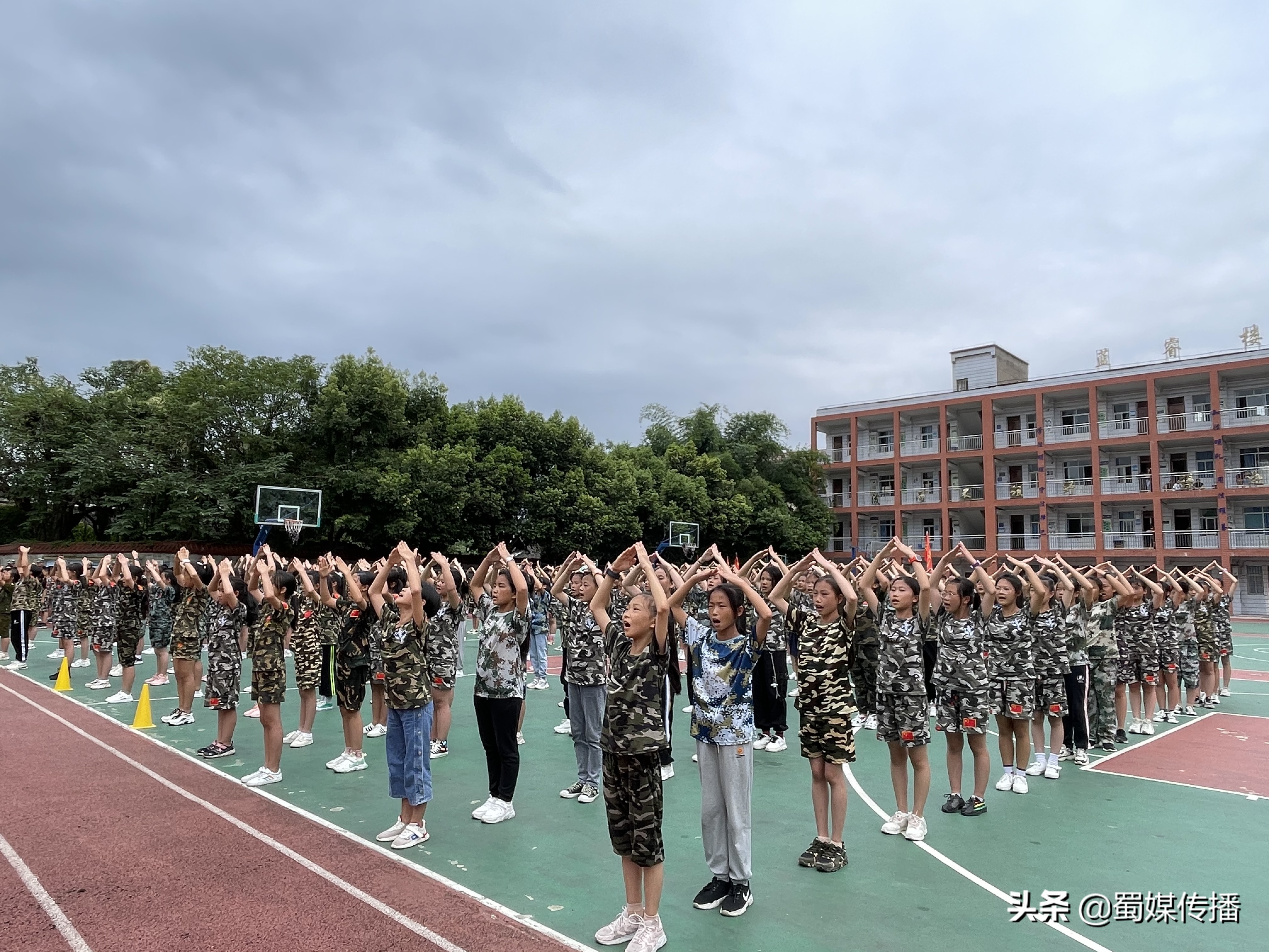 藍田中學2021級新生規(guī)范培訓結(jié)訓儀式圓滿落幕(圖2)