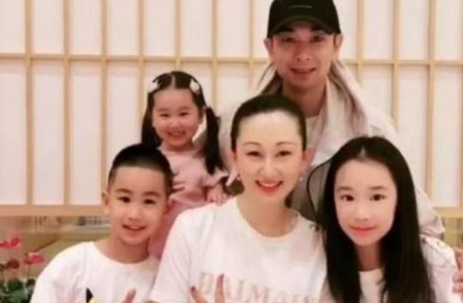 赵文卓为保姆“庆生”送奢华项链，3个孩子与保