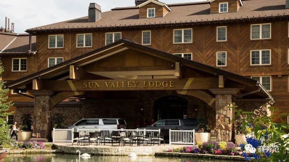 扎克伯格穿200块拖鞋聚会，暴露了全世界最有钱人“穿衣潜规则”