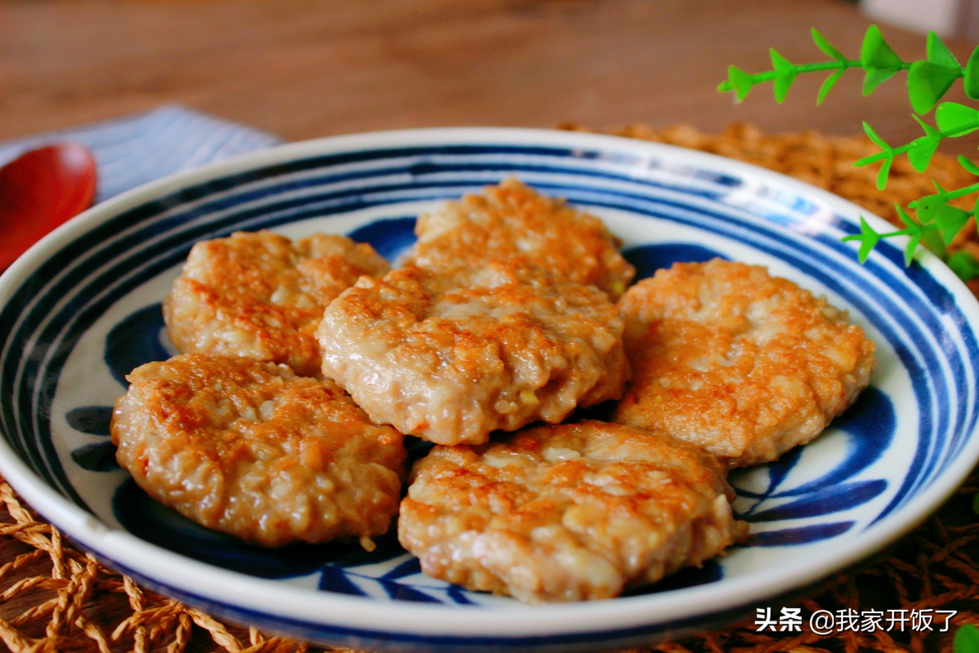 秋天莲藕最鲜，别凉拌了，做成藕饼抢着吃，香脆可口，好吃又滋补