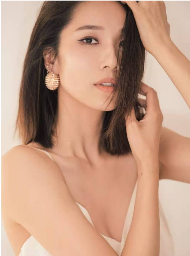 王祖蓝晒全家福，女儿“蒜头鼻”成亮点，网友：可惜了妈妈的颜值