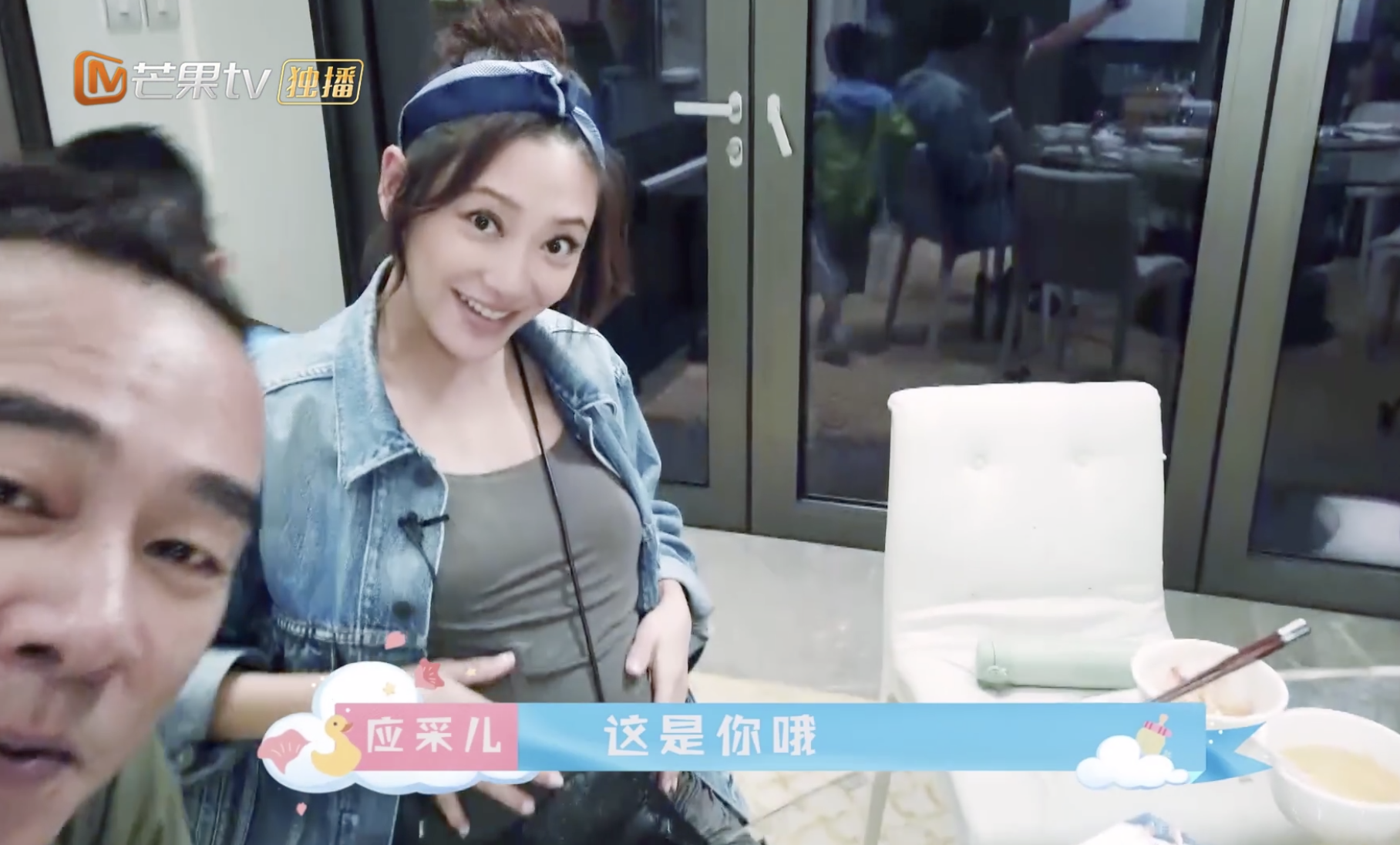 应采儿首晒全家福，产后3个月小腹微凸，Jasper比心超开心