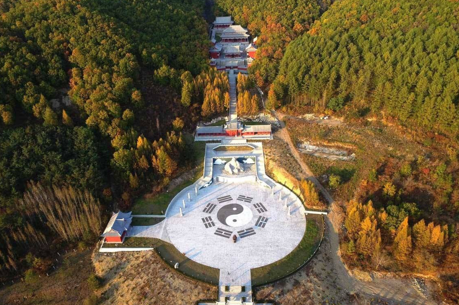 There is a niche 5A scenic spot in Liaoning. Tickets are broken but hundreds of tourists are weaving. It is known as "the heaven on earth"