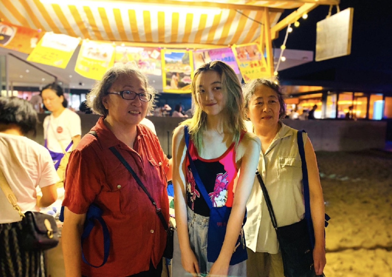 李亚鹏父女办公益筹善款，李嫣身高出众，和爸爸只有半个头的距离