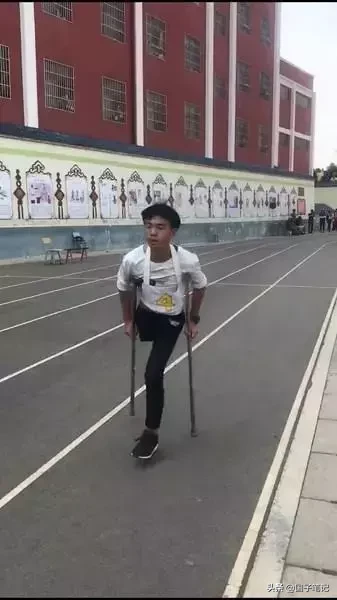 正能量!独腿少年跳完一千米,你还有什么借口不努力?