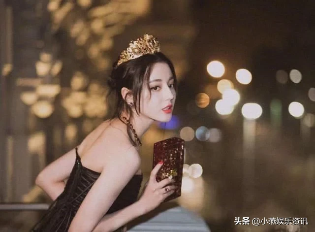 美女明星都钟爱什么美甲？热巴女神，超级喜欢大红色美甲，太美了