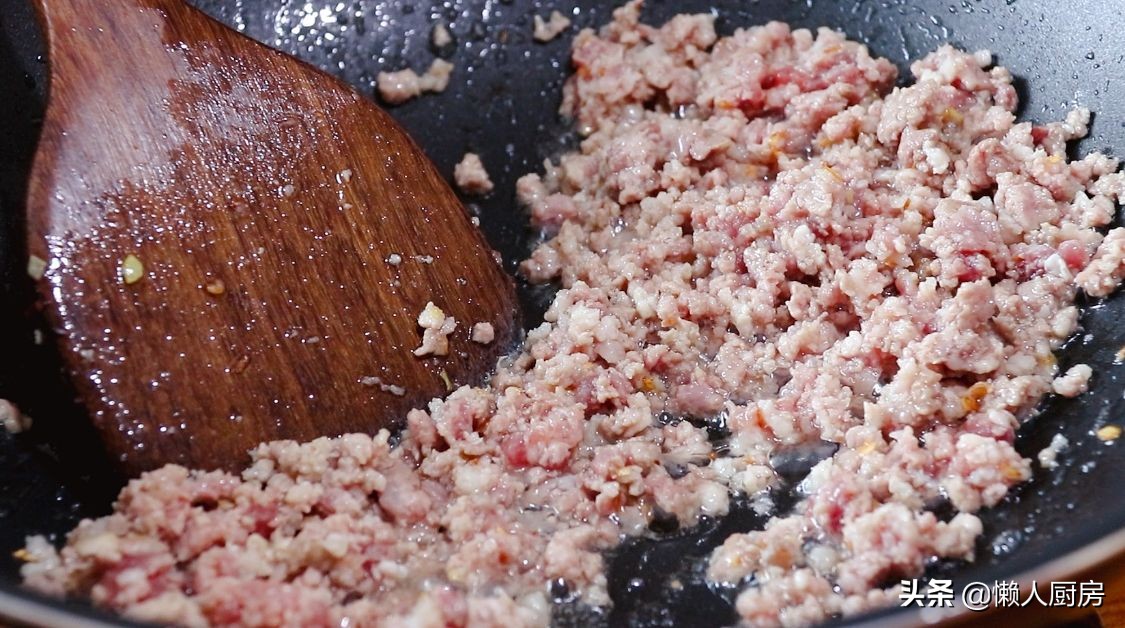 初春嚐鮮，挖野菜一天能賣100元，這樣包著春捲吃，還會灌湯