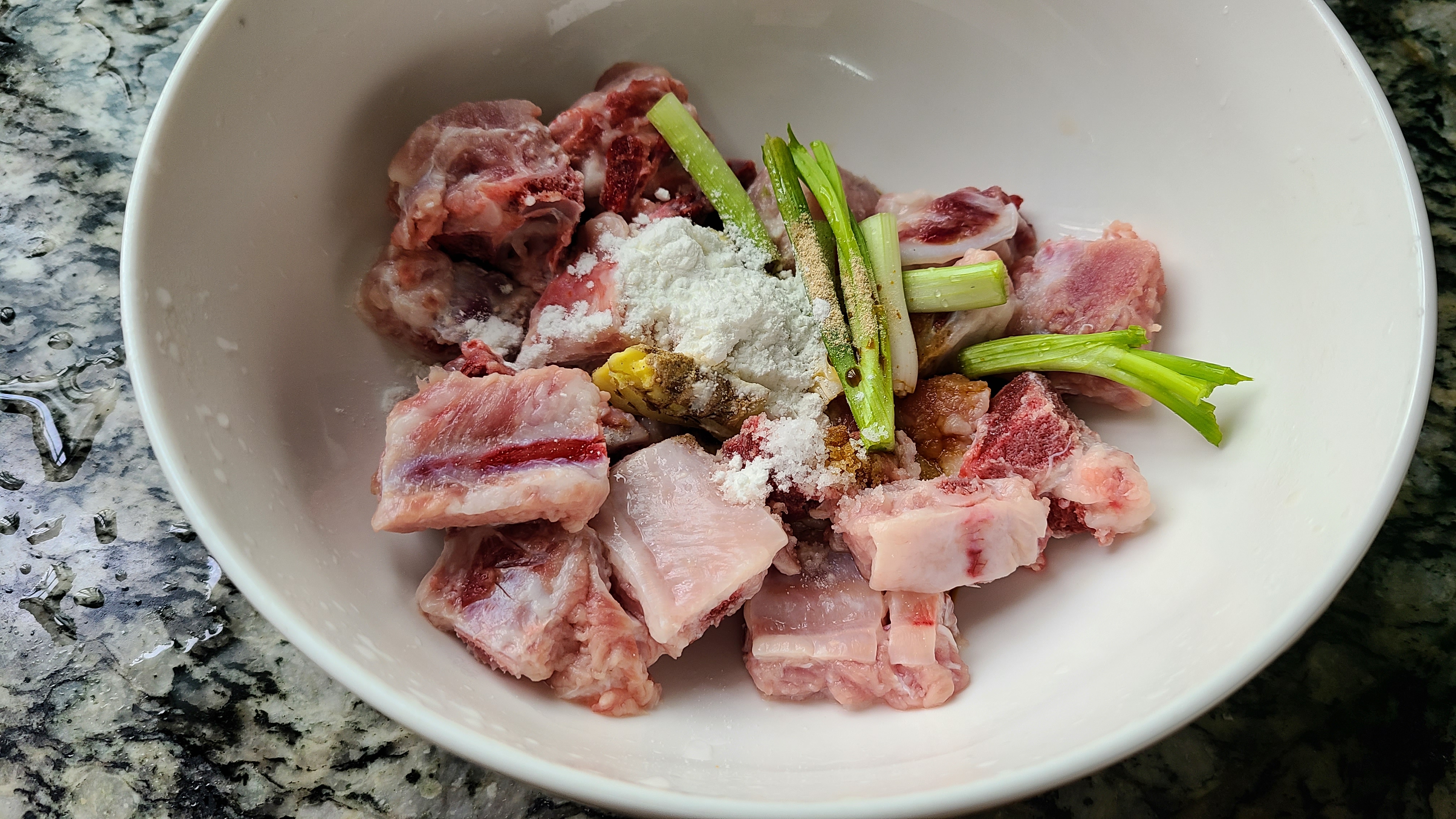 酸甜排骨的做法，學會了這道家常菜，家里人都喜歡吃，太香了