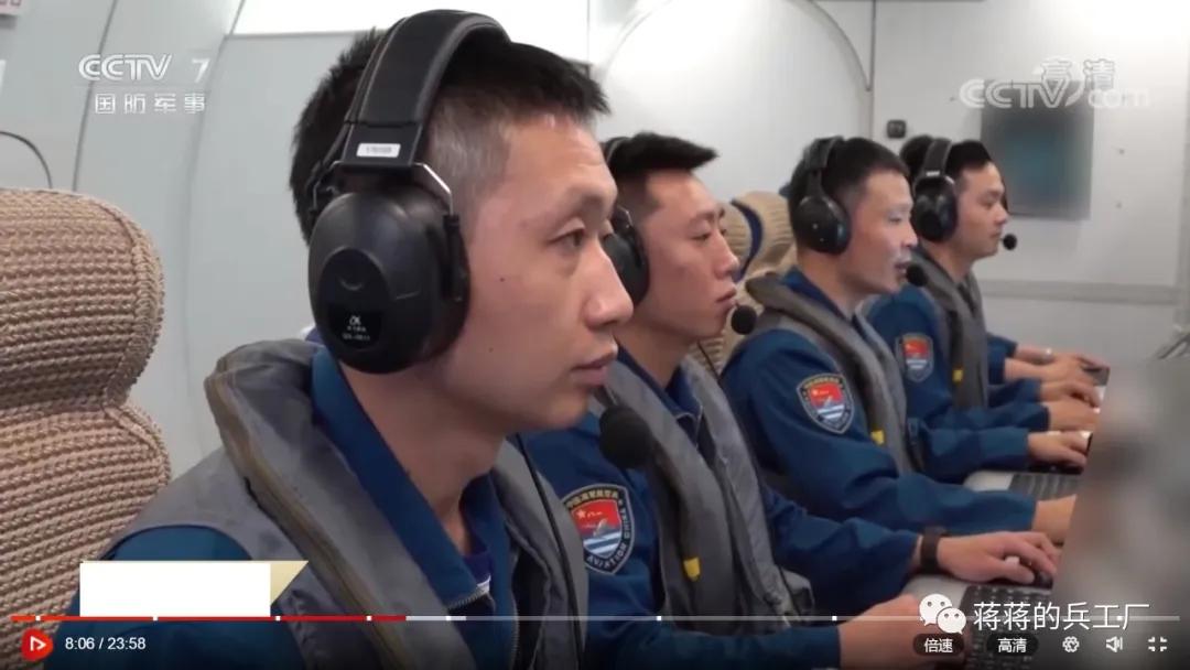 空潜200巡逻机空投航空自导深弹和声呐浮标抓潜艇，数量众多