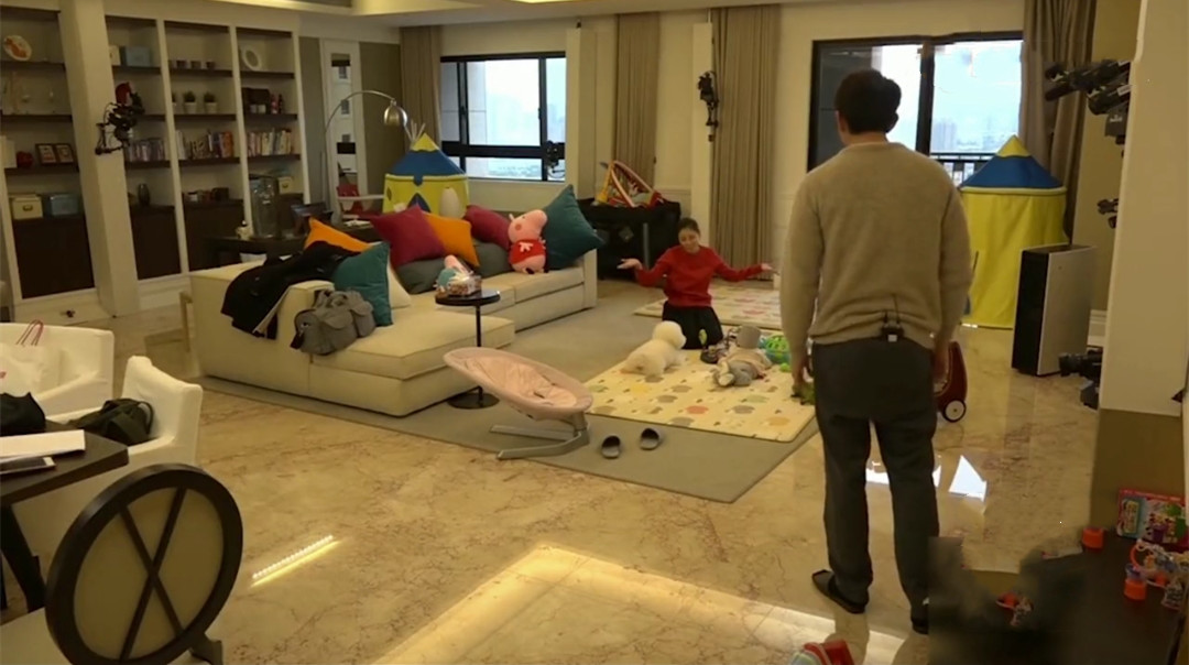 賈靜雯曬千萬豪宅！ 頭一次見三分離的廚房，自稱客廳大到能跑步