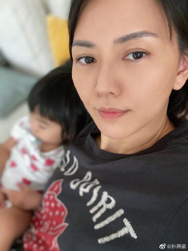 孫燕姿與老公貼頭合照慶結婚十週年，罕曬一家四口全家福超溫馨