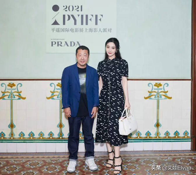 范冰冰罕见坐高铁，穿热短裤被点名嫌太短，秒