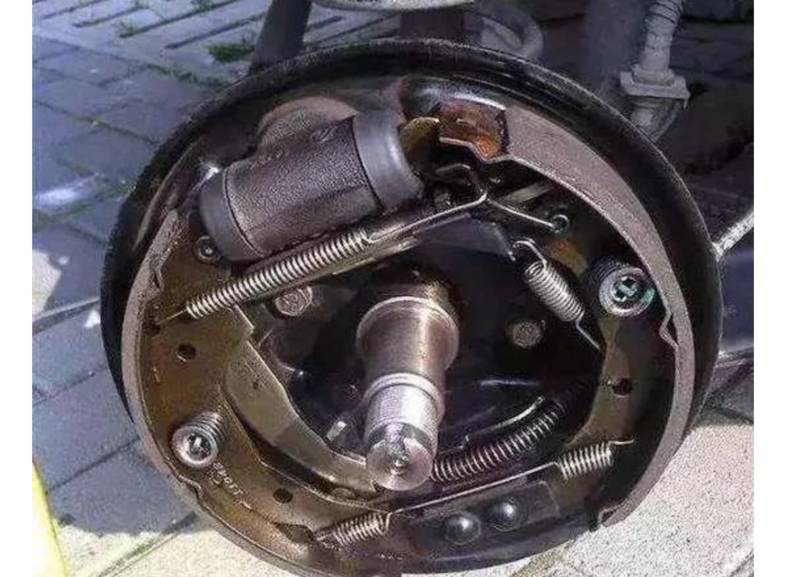 车企都在做的事情,而要实现同样制动力的鼓式刹车要比盘式刹车重的多!